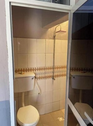 Secador de pelo, toallas, jabón y papel higiénico