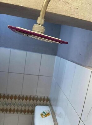 Secador de pelo, toallas, jabón y papel higiénico