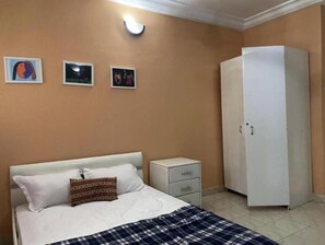 1 dormitorio, tabla de planchar con plancha, wifi y ropa de cama