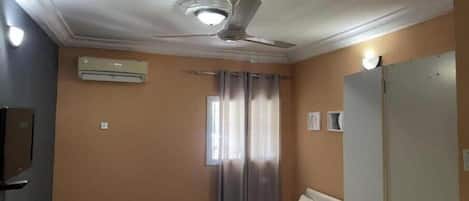 1 Schlafzimmer, BĂŒgeleisen/BĂŒgelbrett, WLAN, BettwĂ€sche