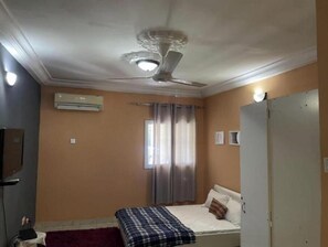 1 dormitorio, tabla de planchar con plancha, wifi y ropa de cama