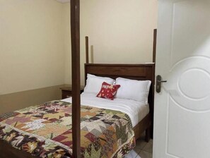 1 dormitorio, tabla de planchar con plancha, wifi y ropa de cama