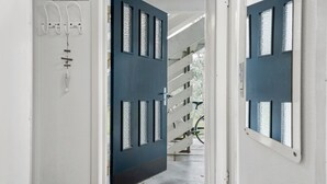 A hallway with a blue door and a white wall. - 1 bedroom gorgeous apartment in Nexø (Nexø)