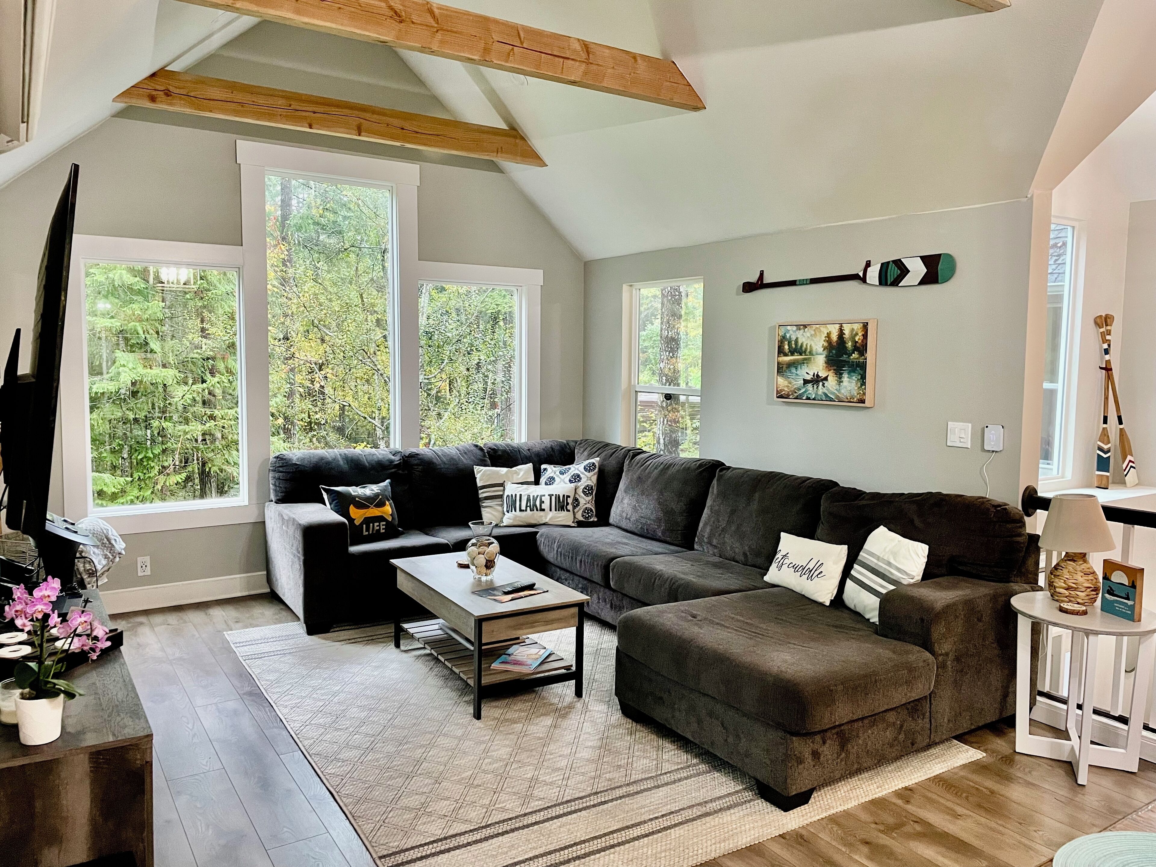 Älytelevisio, takka, DVD-soitin, pöytäjalkapallopöytä