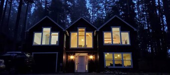 Lake Cushman Escape: Kayaks & Arcade, Pet Friendly Stay!