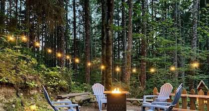 Lake Cushman Family Getaway-5 min walk to Lake-Pets OK-Firepit-Game Room-Kayaks!