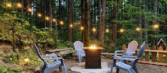 Lake Cushman Family Getaway-5 min walk to Lake-King Bed-Pets OK-Firepit-Kayaks!