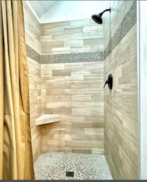 Shower, hair dryer, towels, soap - Lake Cushman Escape: Kayaks & Arcade, Pet Friendly Stay with a EV charger! (Hoodsport)
