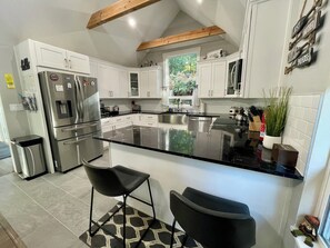 Jääkaappi, mikroaaltouuni, uuni, liesi