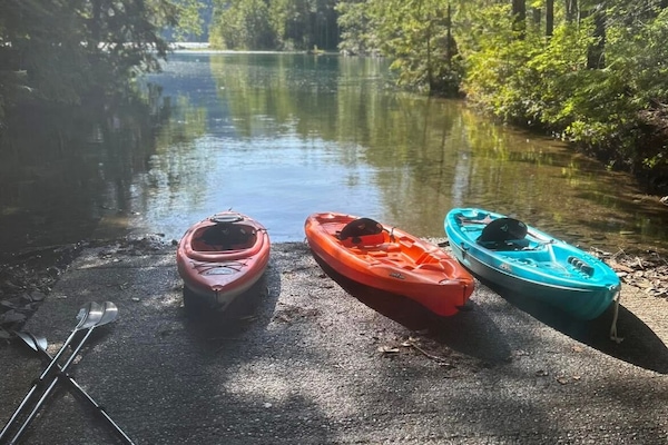 Kayaks at the house can be taken down to the lake (at the boat launch area).