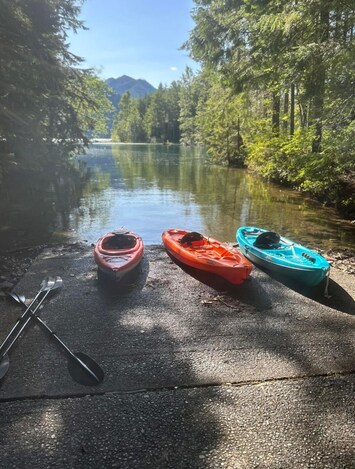 Kayaks at the house can be taken down to the lake (at the boat launch area).