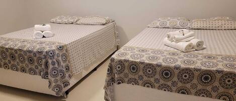 1 dormitorio, tabla de planchar con plancha, wifi y ropa de cama