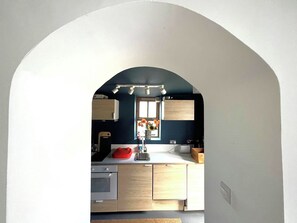 Kjøleskap, ovn, oppvaskmaskin og brødrister