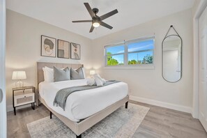 3 habitaciones, escritorio y tabla de planchar con plancha