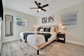 3 Schlafzimmer, Schreibtisch, Bügeleisen/Bügelbrett, Reisekinderbett