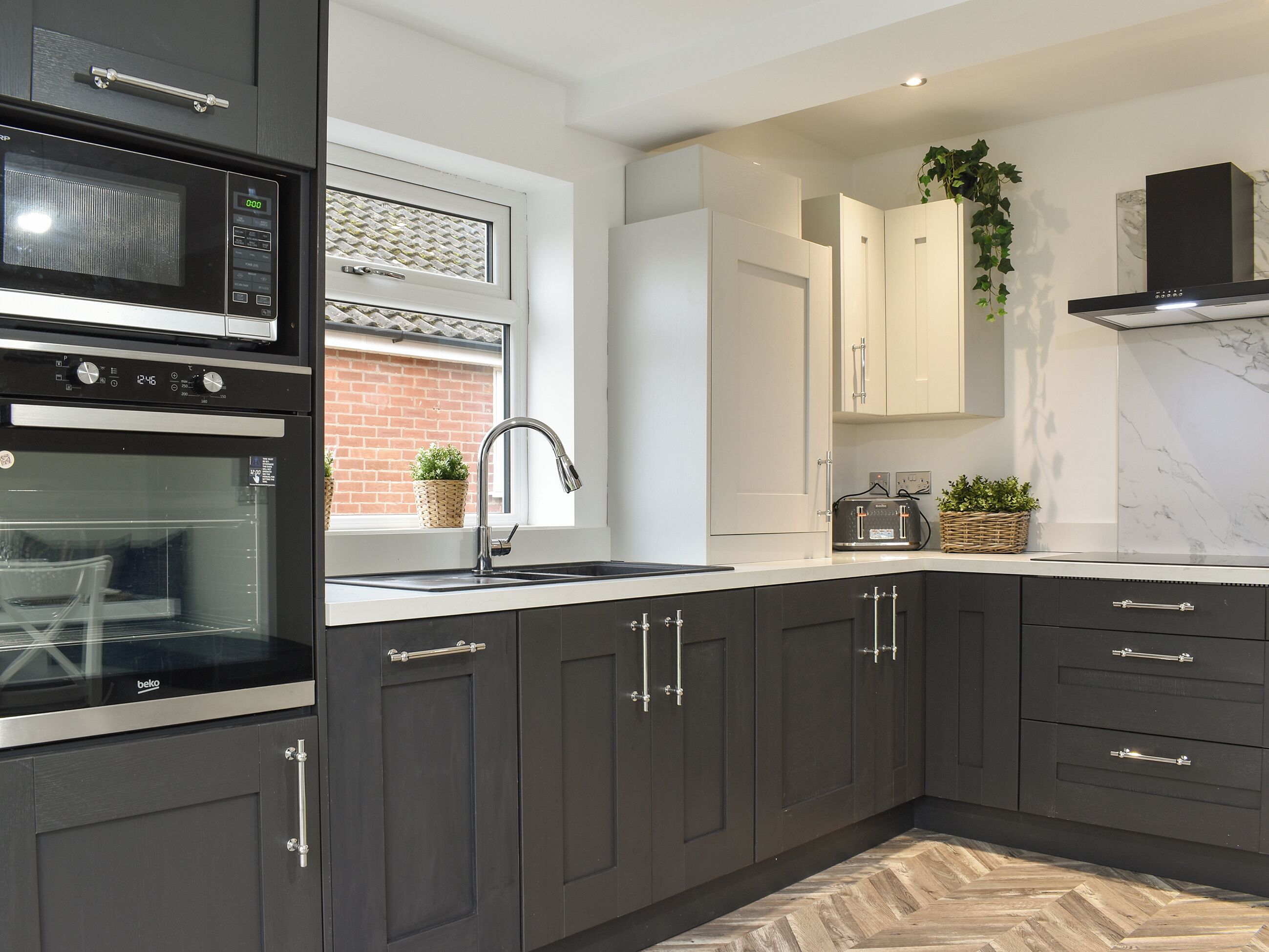 Lavavajillas y trona infantil