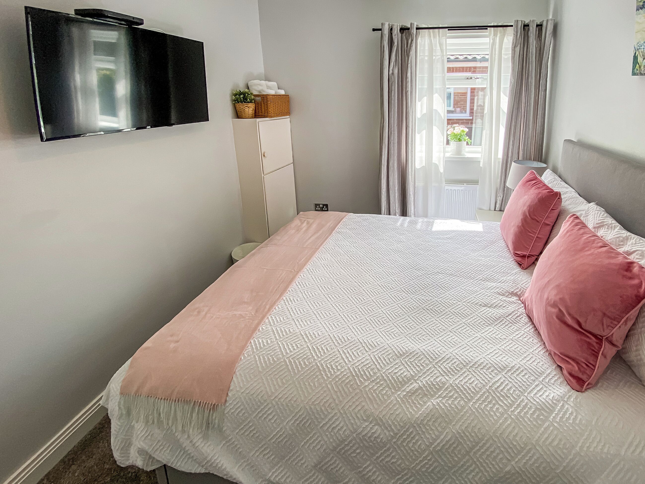 3 bedrooms, WiFi (free), bed sheets