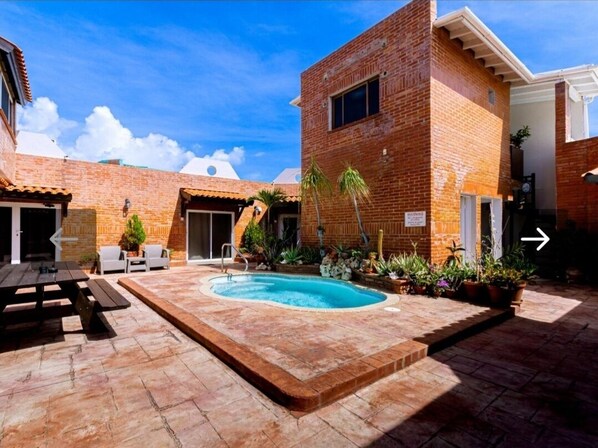 Outdoor pool - Charming 1-bedroom apartment in delightful Noord,Aruba, with WiFi, AC (Noord)