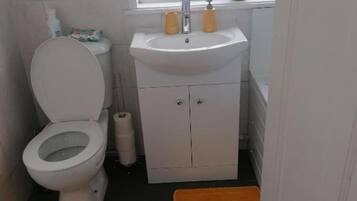 Combined shower/tub, deep soaking tub, towels