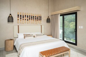 3 chambres, bureau, fer et planche à repasser, lit de bébé portatif