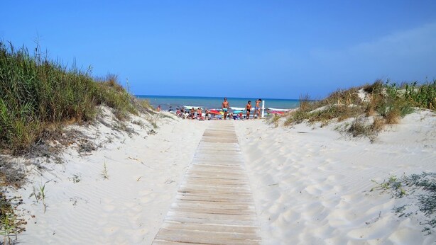 A sandy beach path leading to a beach area with umbrellas and people. - Orihuela Costa, Sleeps 6 With Roof Terrace & Pool (Orihuela)