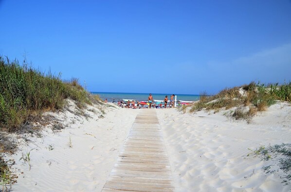 A sandy beach path leading to a beach area with umbrellas and people. - Orihuela Costa, Sleeps 6 With Roof Terrace & Pool (Orihuela)
