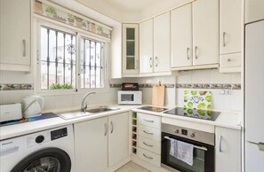 House | Private kitchen | Fridge, microwave, oven, stovetop