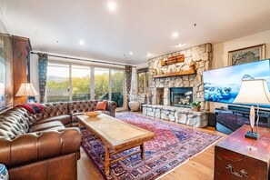 Smart-TV, Kamin, DVD-Player, Tischtennisplatte