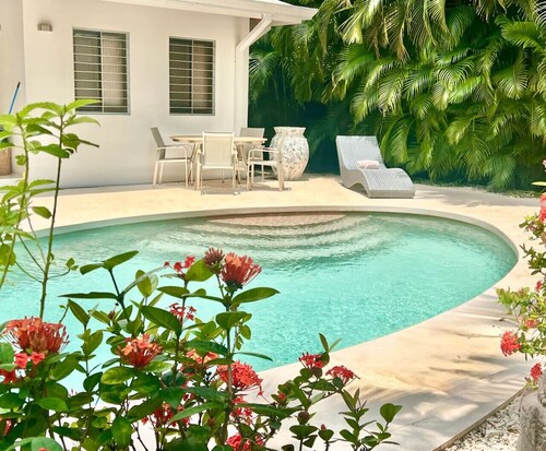 Spacious 5BR with Pool. 5 min walk to beach!