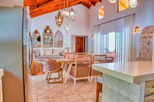 Spacious 5BR with Pool. 5 min walk to beach!