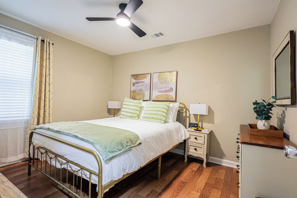 Charming 3bedroom house in fabulous East Point with AC, WiFi East