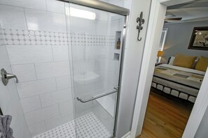 Douche, sèche-cheveux, serviettes fournies, savon