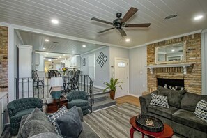 Smart TV, books, stereo - GREAT LOCATION FOR LSU, RAISING CANES RIVER CENTER. (Baton Rouge)