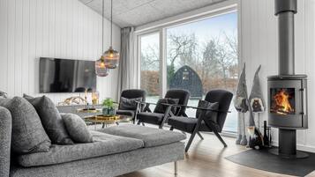 Fernseher, Kamin, Tischfußball
