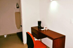 Caja de seguridad en la habitación y escritorio