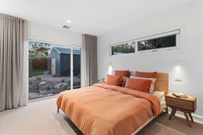 4 bedrooms, iron/ironing board, WiFi, bed sheets - "Bombora View" Shoreham Beach House - Heated Pool, Walk to Beaches and Wineries (Shoreham)