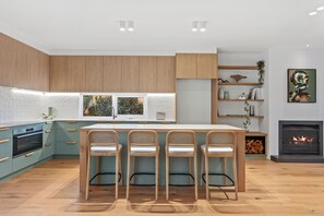 Een microgolfoven, een oven, een kookplaat, een vaatwasser