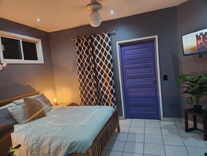 1 bedroom, WiFi, bed sheets - Charming studio with views of the Mopan River in peaceful Bullet Tree Falls (Bullet Tree Falls)