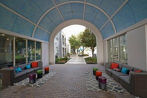 Terrace/patio - Luxury 1-Bed Apartment near Space Center Houston with gym, resort pool and more (Houston)