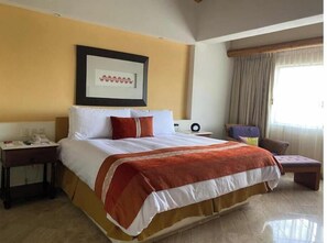 3 makuuhuonetta, tallelokero huoneessa, työpöytä, silitysrauta/-lauta