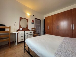 1 habitación, tabla de planchar con plancha, wifi y ropa de cama