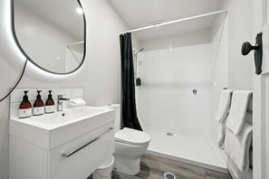 Secadora de cabello, toallas, jabón, papel de baño 