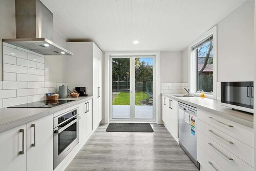Classic Villa with Parking & Modern Comforts - Albemarle Villa