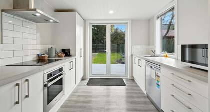 Classic Villa with Parking & Modern Comforts - Albemarle Villa