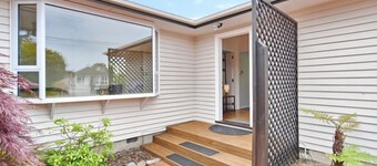 Bevington - Renovated 1 bedroom Studio