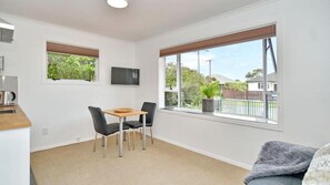 Smart TV, ping pong, books - Bevington - Renovated 1 bedroom Studio (Christchurch)