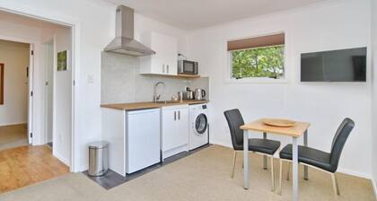 Bevington - Renovated 1 bedroom Studio