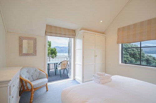 Luxury Waterfront Apartment with Amazing Views