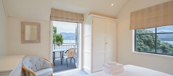 Luxury Waterfront Apartment with Amazing Views