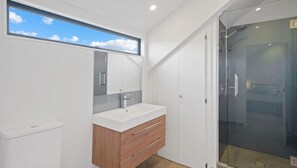 Shower, hair dryer, towels